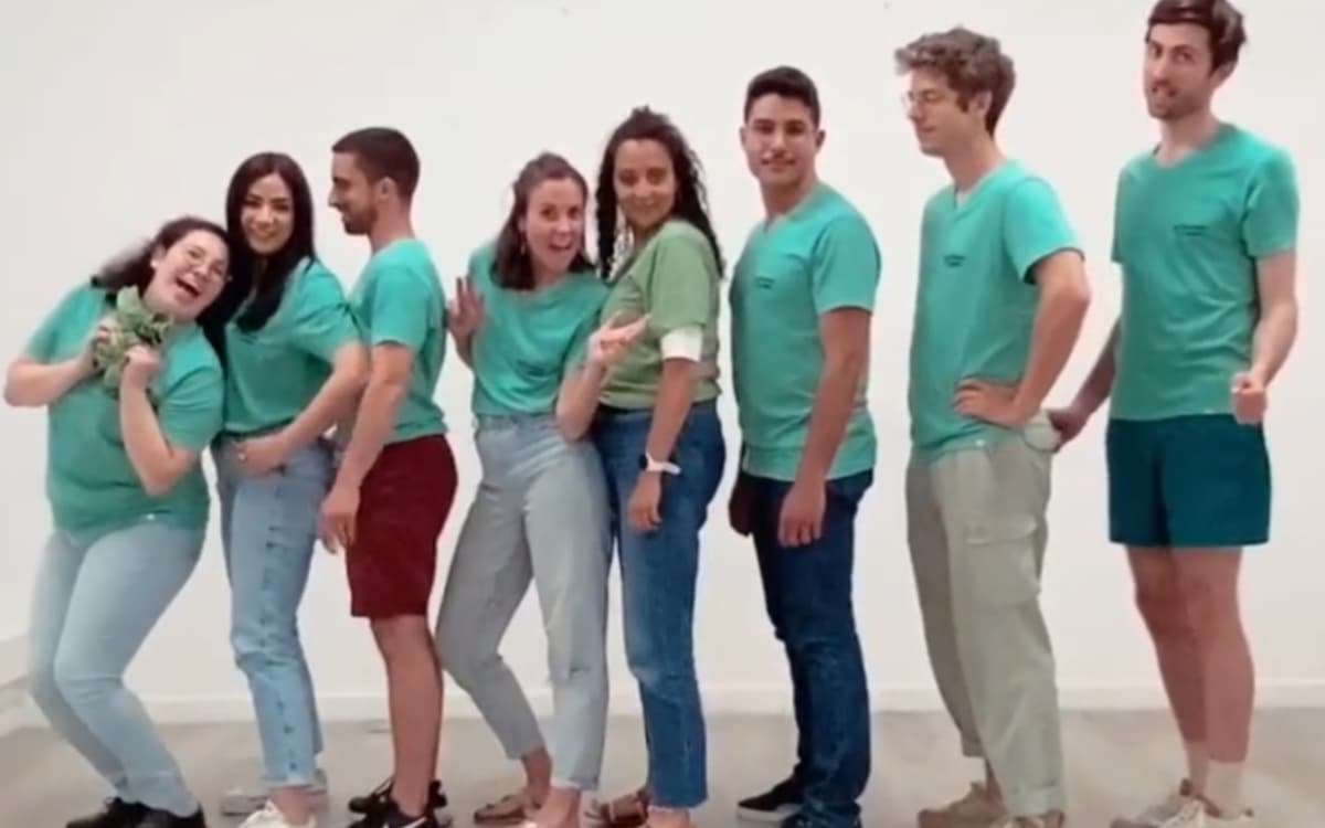 巴黎Kibélé剧院:即兴剧团《雅尼娜的乌龟们》创意现场演出——探索法式幽默与互动艺术的魅力